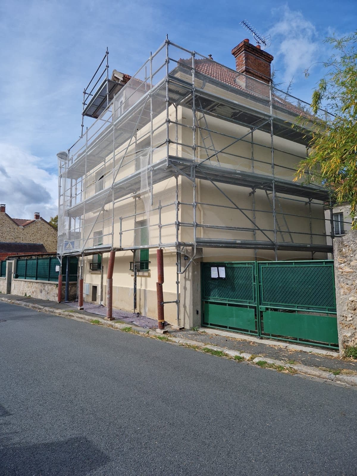 Chantier de couverture avec échafaudage en place